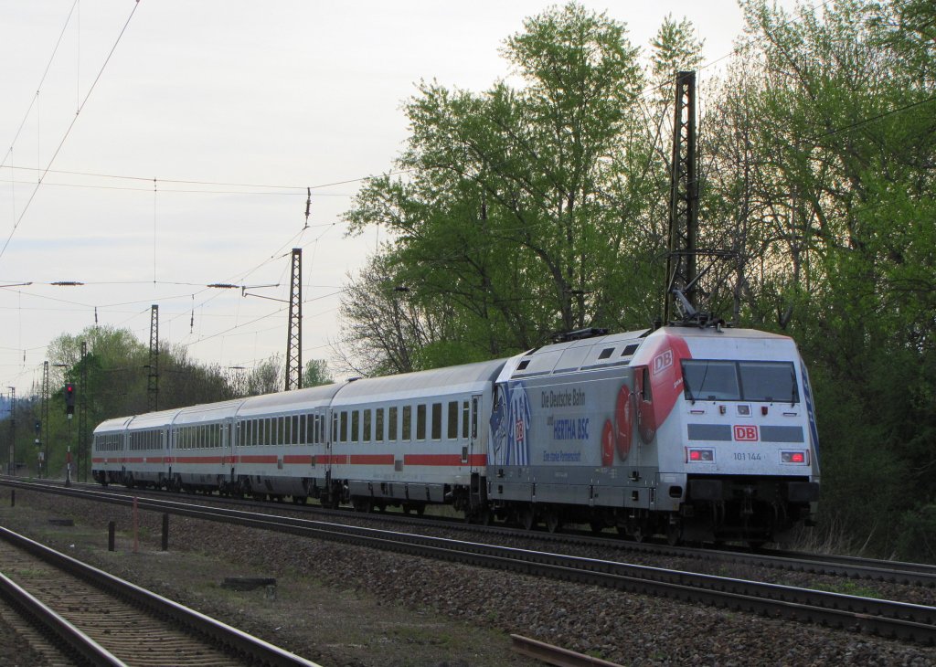 DB 101 144-4 mit dem IC 2352 von Stralsund nach Erfurt Hbf, in Naumburg (S); 29.04.2010
