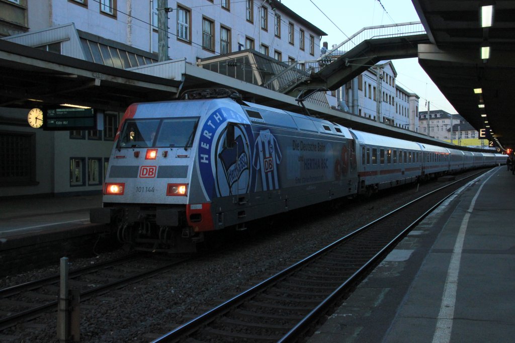 DB 101 144  Hertha BSC  mit IC2440 in Wuppertal Hbf, Oktober 2012.