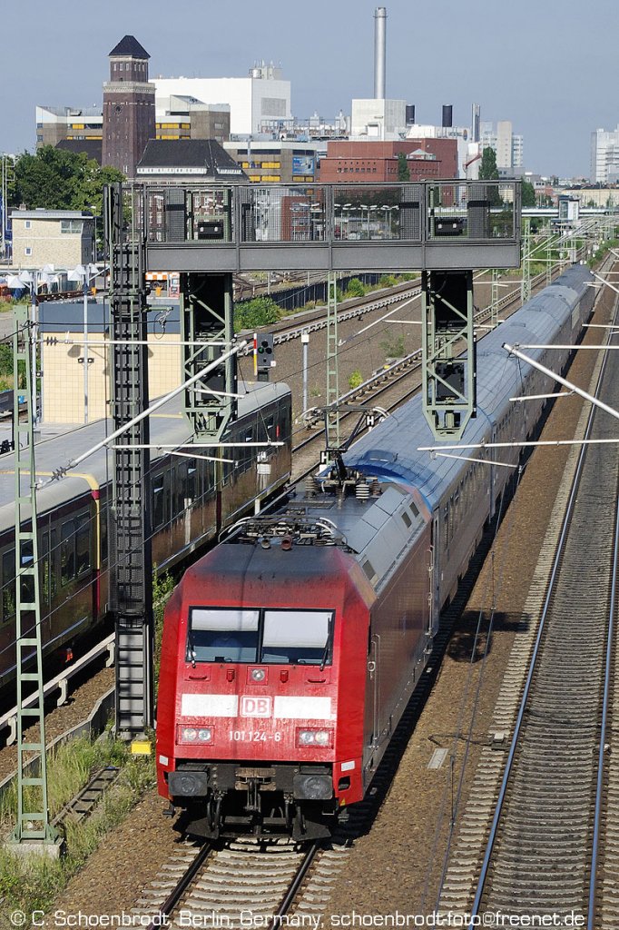 DB 101 187-0 mit IC aus Berlin Hauptbahnhof, den S-Bahnhof Berlin Beusselstrae durchfahrend, von der Beusselbrcke aus gesehen. 15. august 2012