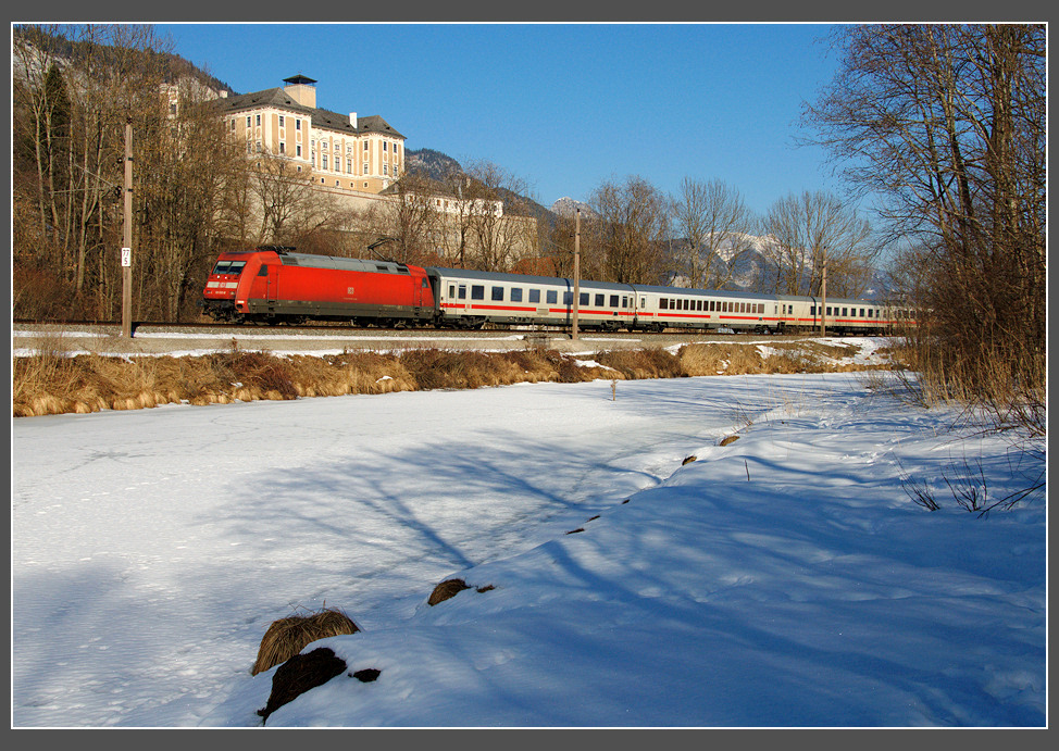 DB 101 233 mit EC 216 von Graz nach Saarbrcken beim Schloss Trautenfels, 9.2.2011