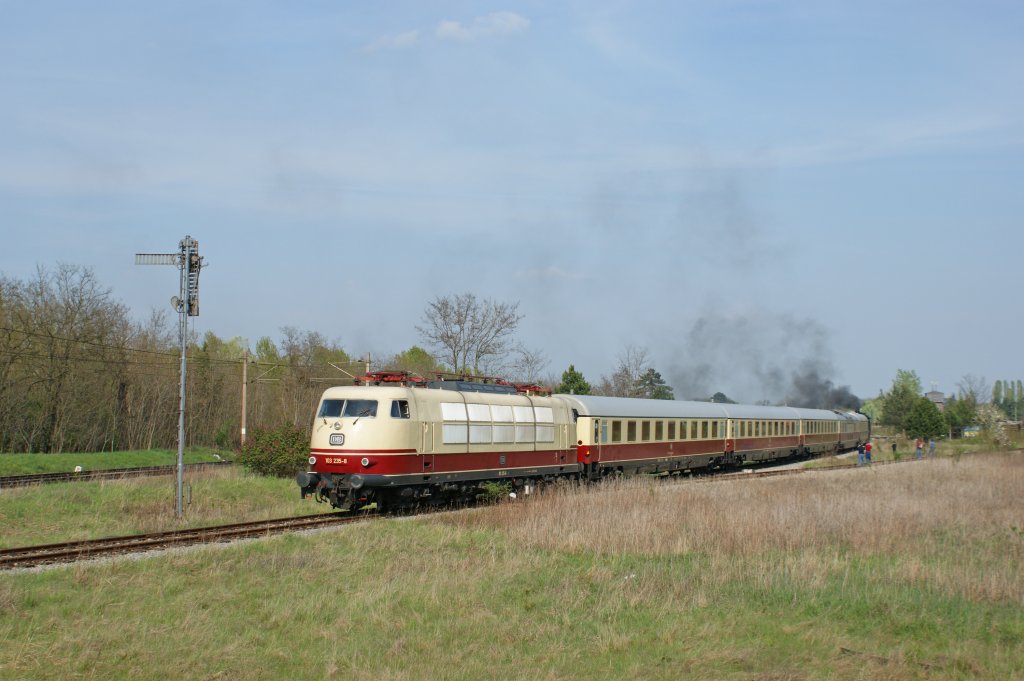 DB 103 & Rheingold Ganitur zu Gast bei der Saisonerffnung des Eisenbahnmuseum Strasshof am 25.4.2010!
Verschubfahrt der Ganitur durch 52.100 aus dem Museum, zum Frachtenbahnhof Strasshof.
