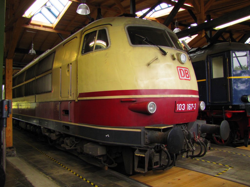 DB 103 167-3 in der Lokwelt Freilassing; 27.05.2011