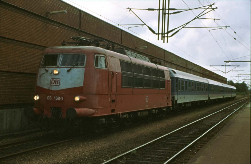DB 103 168 wartet am 15.07.2000 mit ihrem Interregio im Bahnhof Padborg/Danmark auf den Anschlusszug aus Fredericia.