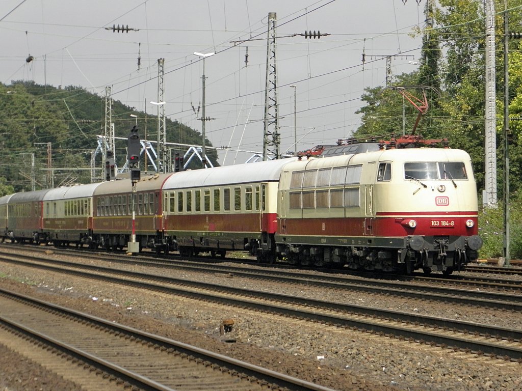 DB 103 184-8 mit einem TEE Rheingold+Kakadu Wagen in Kln West am 5.8.2011