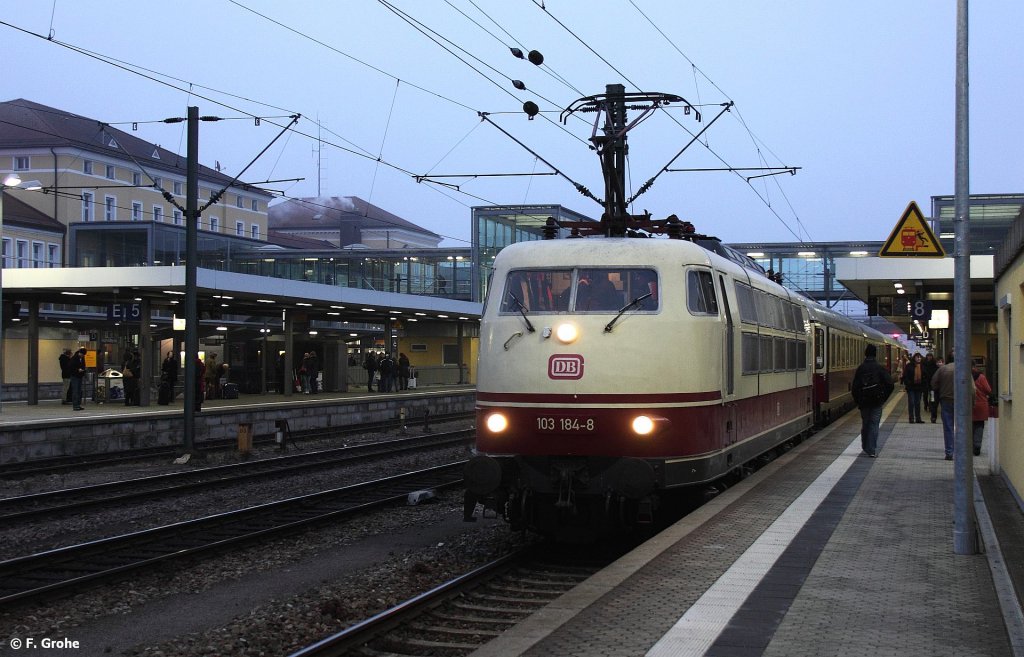 DB 103 184-8 mit TEE Rheingold Regensburg-Wrzburg wurde soeben am Bahnsteig bereitgestellt, KBS 880 Nrnberg - Passau, fotografiert in Regensburg Hauptbahnhof am 26.11.2011 