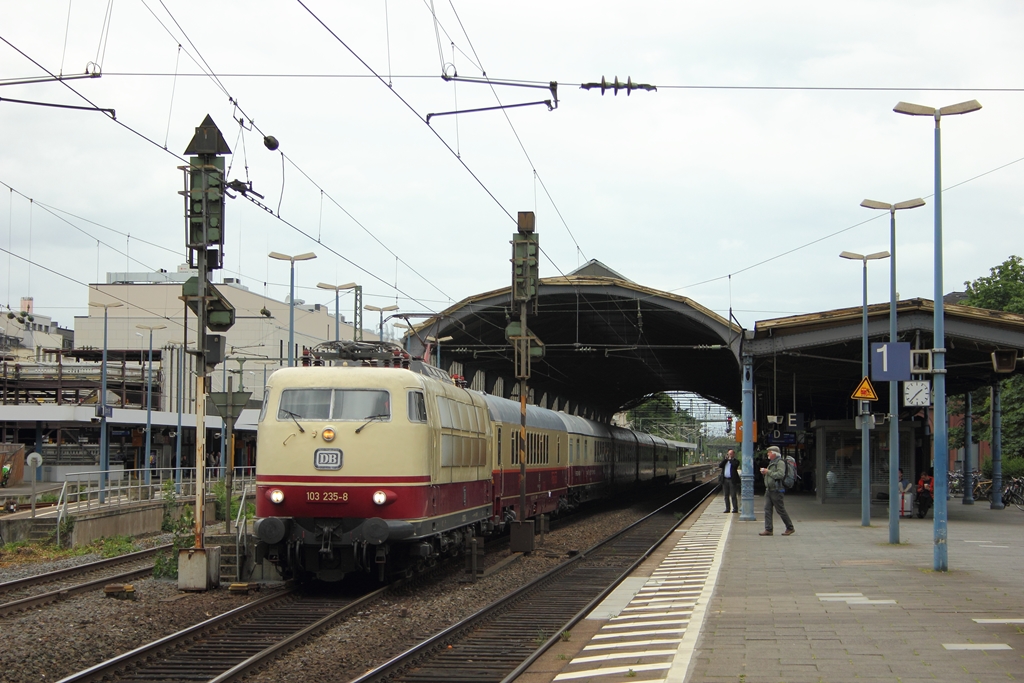 DB 103 235-8 in Bonn Hbf am 16.7.2012