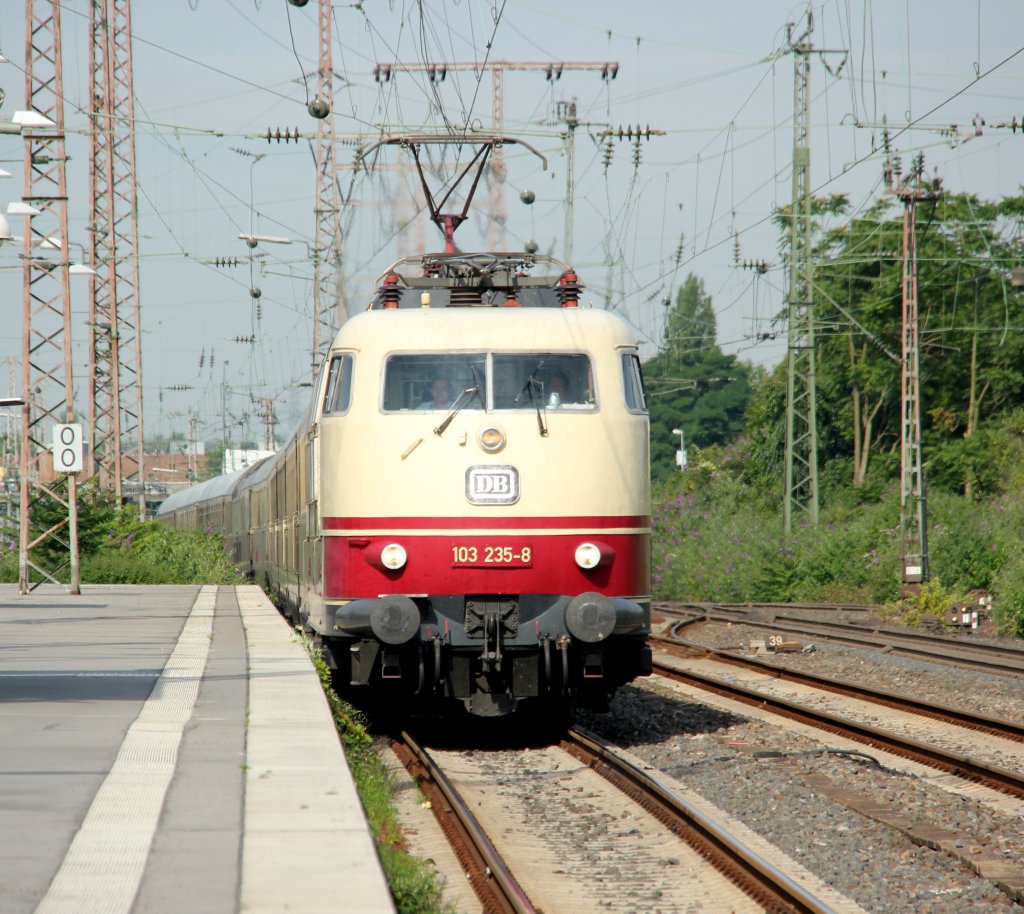 DB 103 235-8 mit Rheingold in Essen Hbf, Juli 2012.
