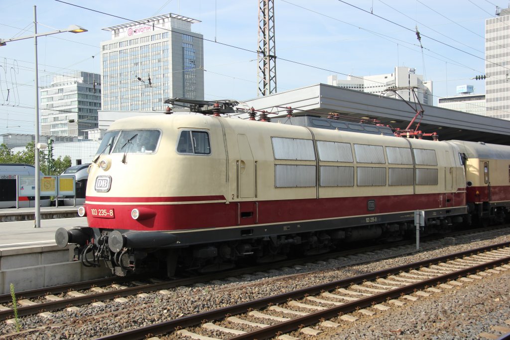 DB 103 235-8 mit Rheingold in Essen Hbf, Juli 2012.
