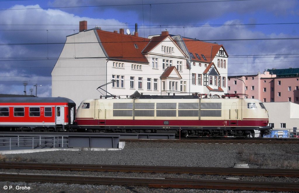 DB 103 235-8 vor Sonderzug auf der Gterumfahrung am Hbf. Halle / Saale, fotografiert beim berqueren der Delitzscher Strae in Richtung Thringen am 20.02.2012