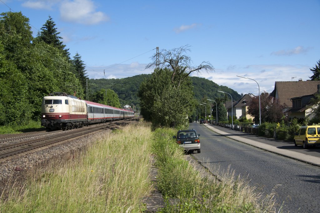 DB 103 235 mit IC119 passiert bei Oberwinter am seiner fahrt nach Stuttgart.
22 Juni 2013