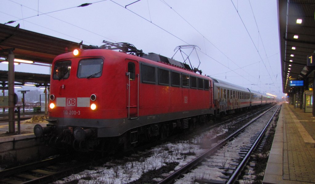 DB 110 200-3 mit dem IC 1958 von Leipzig Hbf nach Stuttgart Hbf, beim Halt in Naumburg (S) Hbf; 12.12.2010