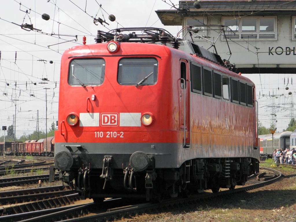 DB 110 210-2 auf der Lokparade in Koblenz-Ltzel am 21.5.2011