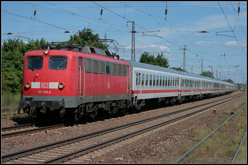 DB 110 210-2 mit einem Kreuzfahrer-IC auf dem Heimweg von Berlin kommend. Bis auf den letzten Wagen waren die Wagen mit Buchstaben gekennzeichnet. Der letzte Wagen hatte das Zuglaufschild von IC 1803 Flensburg-Kln in der Tr (gesehen Nuthetal-Saarmund 16.06.2010)