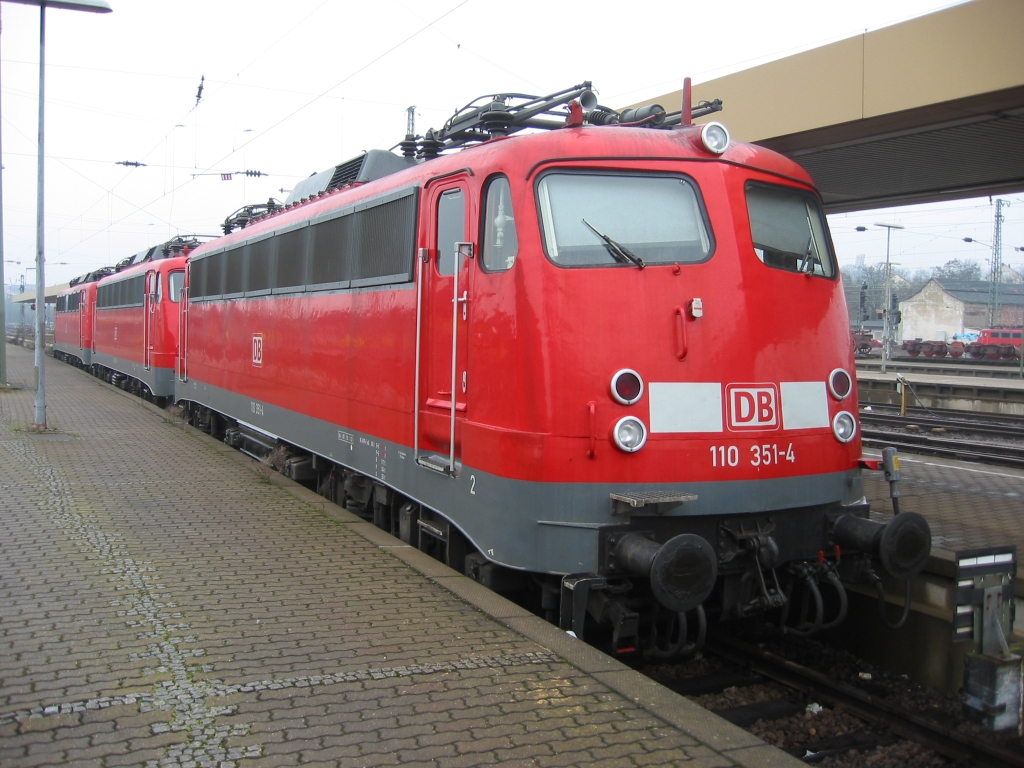 DB 110 351-4 wartet 8/2/2003 in Hauptbahnhof Saarbrcken.