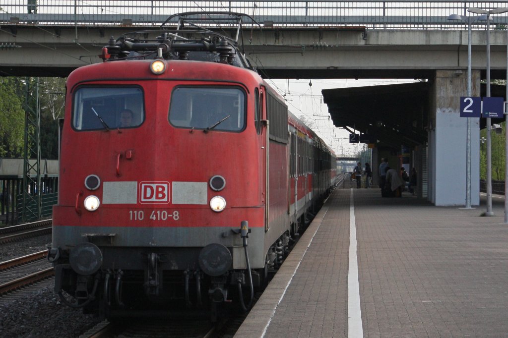 DB 110 410-8 am 15.4.11 bei der Durchfahrt durch Dsseldorf-Angermund.
