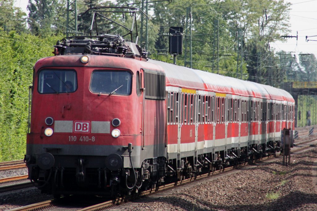 DB 110 410 am 18.5.11 mit einem n-Wagenpark in Dsseldorf-Angermund.