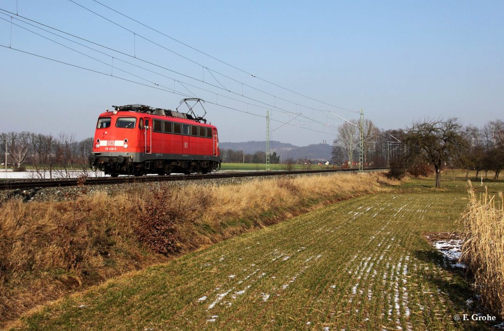DB 110 416-5 Leerfahrt Ri Nrnberg, KBS 820 Nrnberg - Sonneberg, fotografiert bei Unterzettlitz am 31.01.2012 --> im Hintergrund auf den Bergen das Kloster Banz oberhalb von Bad Staffelstein