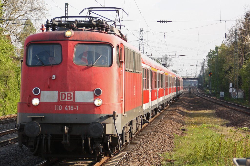 DB 110 418 am 15.4.11 bei der Durchfahrt durch Dsseldorf-Angermund.