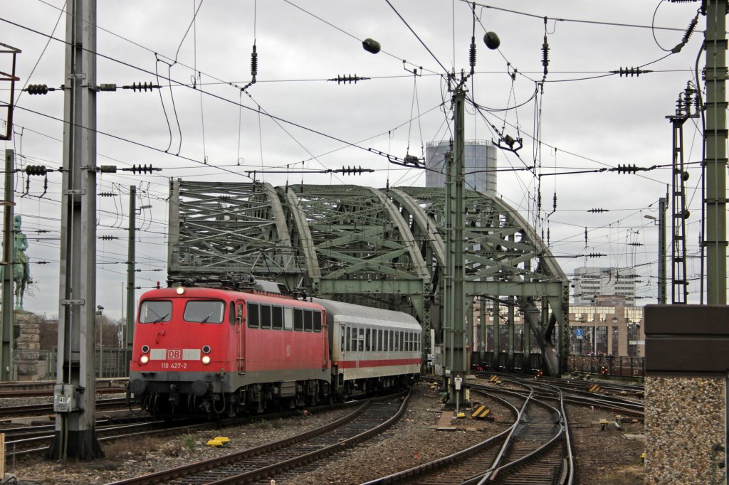 DB 110 427-2 mit dem IC1936 in Kln Hbf am 3.1.2012