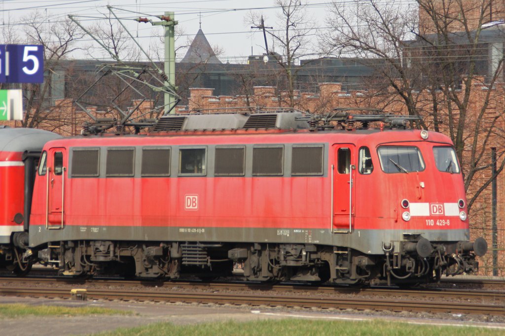 DB 110 429 am 12.3.11 bei der Durchfahrt durch Kln Messe/Deutz.Der Zug fuhr in den Abstellbahnhof.