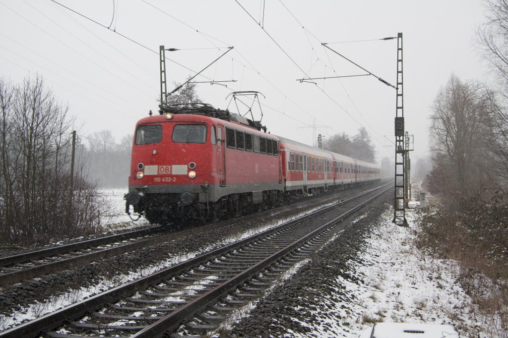 DB 110 432 mit 5 N-wagen (incl. Steuerwagen) ist unterwegs als Fu�ballzug von Dortmund nach Rheydt Hbf. 24 Februari 2013