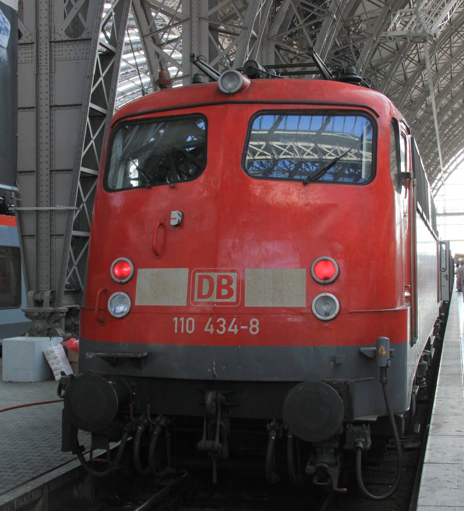 DB 110 434-8 in Frankfurt Hbf, August 2012.