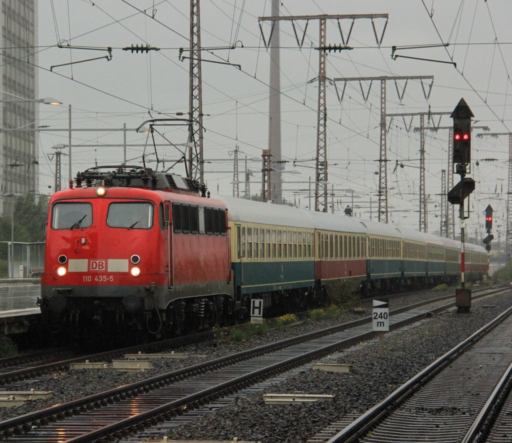 DB 110 435-5 mit Hanseat IC2410 in Essen Hbf, Oktober 2012.