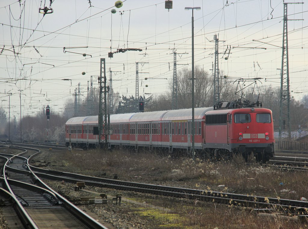 DB 110 437-1 mit RB68 bei der Ausfahrt in Rheine Hbf, Januar 2013.