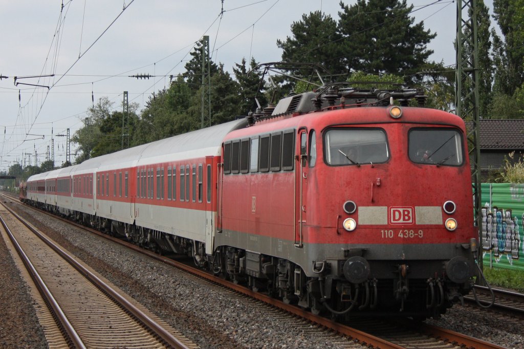 DB 110 438 fhrt am 3.7.11 mit einem Autoreisezug von Dortmund Abstellbahnhof kommend nach Dsseldorf Hbf zur Bereitstellung.Aufgenommen in Dsseldorf-Angermund.