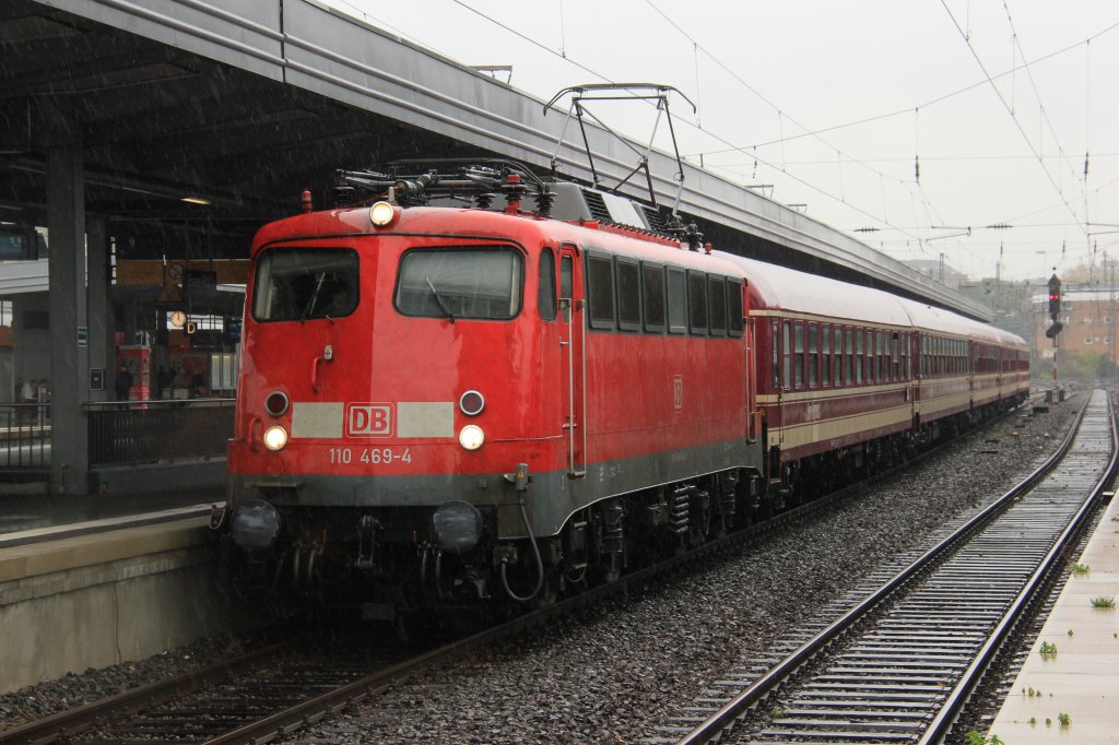 DB 110 469-4 mit Sonderzug in Essen Hbf, Oktober 2012.