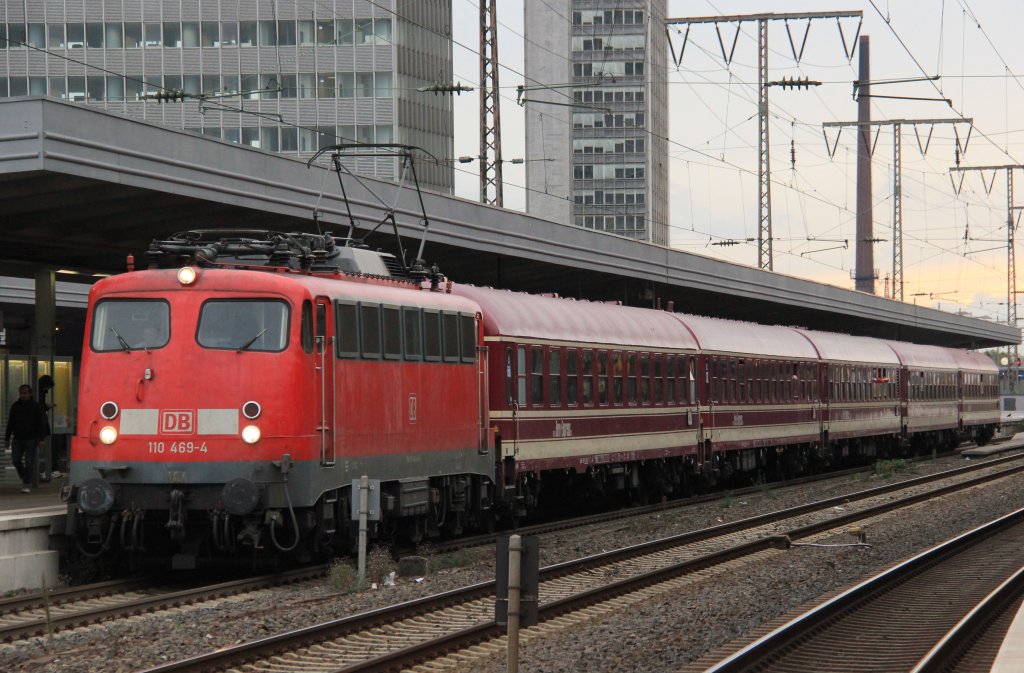 DB 110 469-4 mit Sonderzug in Essen Hbf, Oktober 2012.