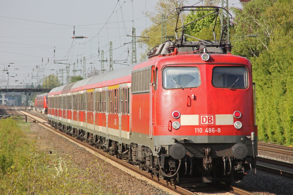 DB 110 486-8 drckt am 15.4.11 einen n-Wagen Park durch Dsseldorf-Angermund.