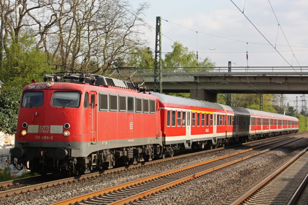 DB 110 494 am 15.4.11 mit einem n-Wagenpark bei der Durchfahrtz durch Dsseldorf-Angermund.