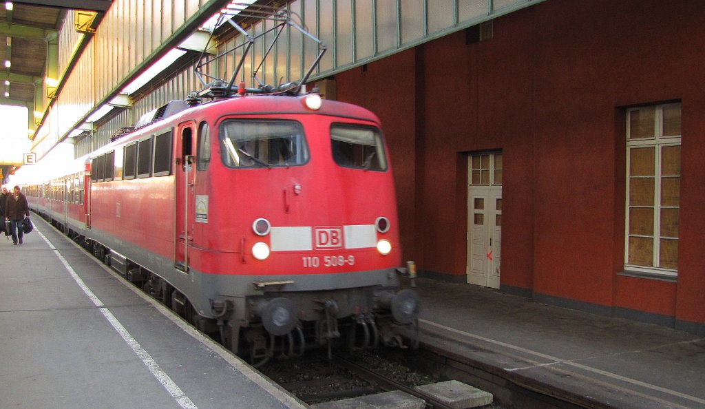 DB 110 508-9 bei der Bereitstellung des RE 19923 nach Nrnberg Hbf, in Stuttgart Hbf; 16.01.2011