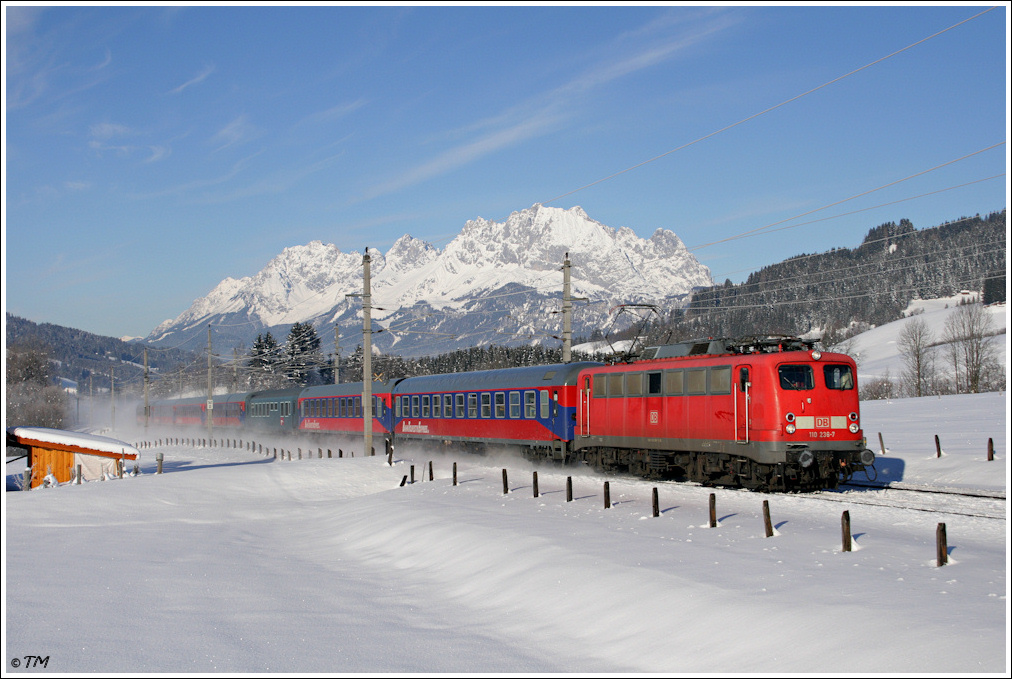 DB 110.236 fhrt mit Turnuszug D 13811 von Wrgl nach Zell am See und wurde im verschneiten Fieberbrunn bildlich festgehalten, 29.01.2011