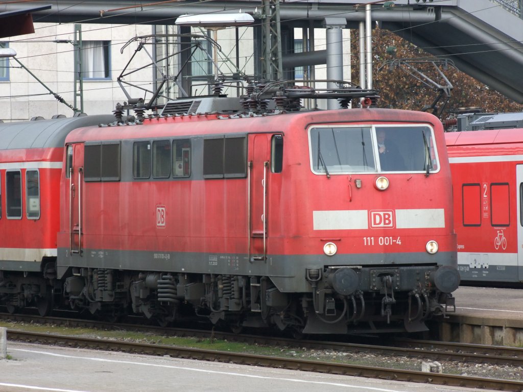 DB 111 001-4 am 1.12.2001 im Ulmer Hauptbahnhof.