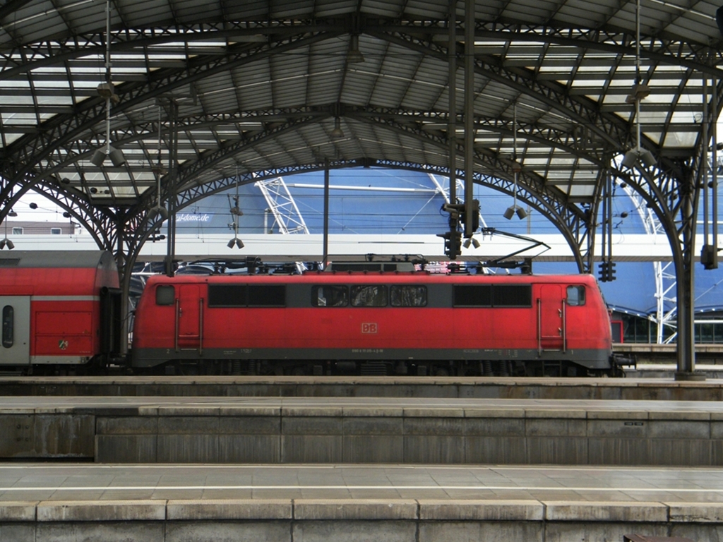 DB 111 015-4 wartet mit einem Regionalzug am Kln Hauptbahnhof, am 16. 07. 2011. 