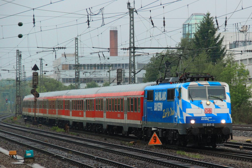 DB 111 017-1  Maxl  zieht einen Regionalzug von Mnchen Hbf nach Salzburg am 12.05.12 am Heimeranplatz.