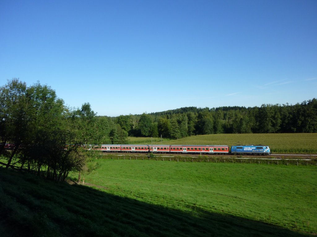 DB 111 017  Maxl  zieht eine n-Wagen Garnitur als R von Mnchen nach Salzburg, bersee 09.10.11.