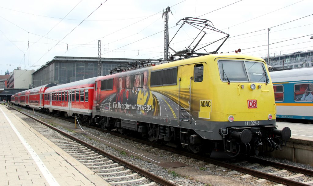 DB 111 024-6  ADAC  F�r Menschen unterwegs in M�nchen Hbf, Juli 2012.