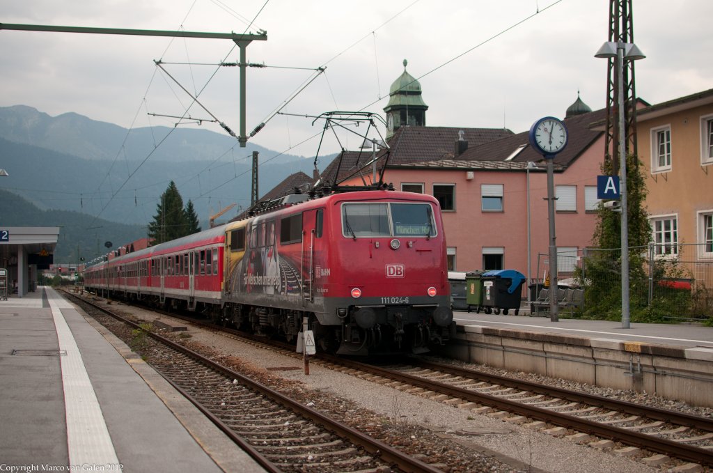 DB 111 024-9 ist mit RE unterwegs nach Weilheim, wegen bauarbeiten zwischen Weilheim und Tuttzing geht er heut nicht weiter, aufnahme ist von 11 sept 2012.