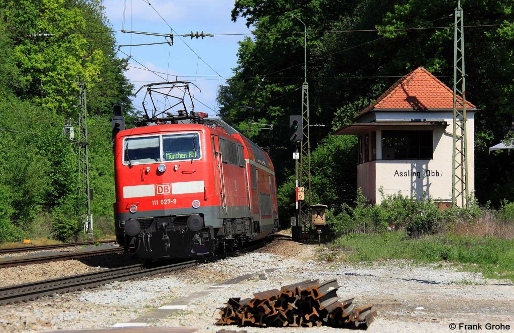 DB 111 027-9 schiebt RE 79018 Salzburg - Mnchen, KBS 951 Salzburg - Mnchen, fotografiert bei der Durchfahrt im Bahnhof Aling am 14.05.2012