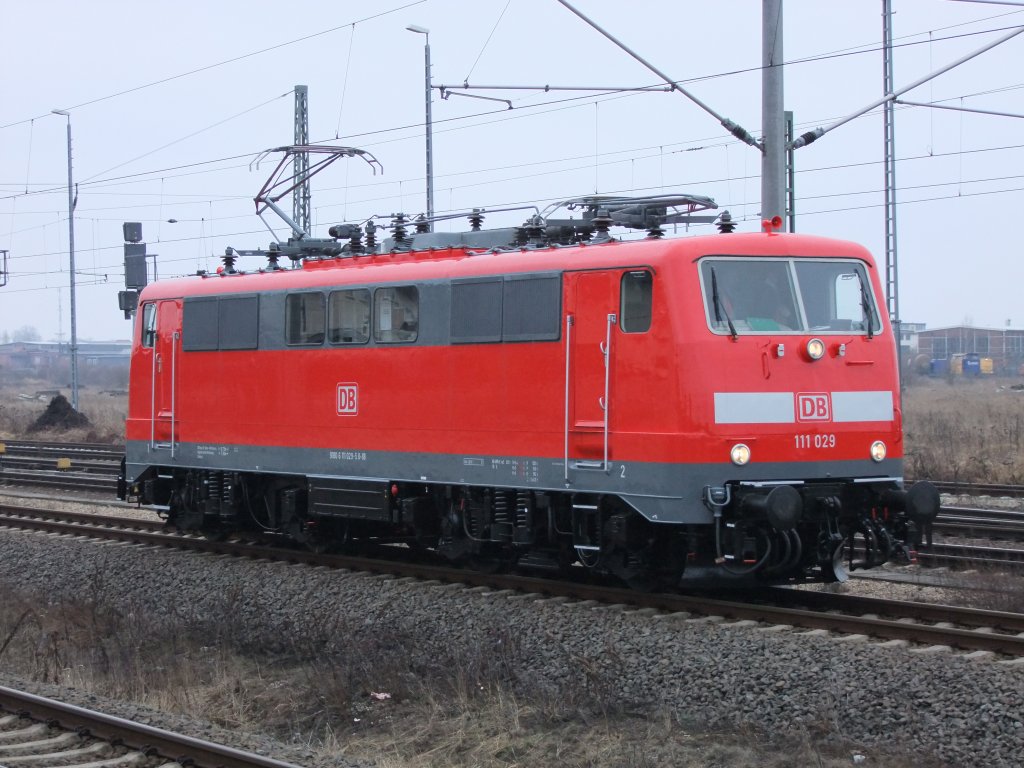 DB 111 029 macht bei einer berprfungsfahrt aus dem Instandsetzungswerk Dessau kommend, Halt in Bitterfeld um gleich wieder die Rckfahrt anzutreten.