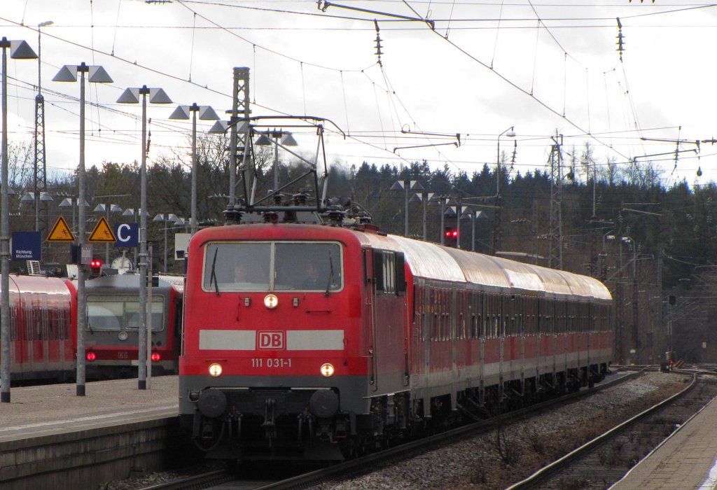 DB 111 031-1 mit dem RE 79020 von Salzburg Hbf nach Mnchen Hbf, in Grafing Bahnhof; 15.01.2011