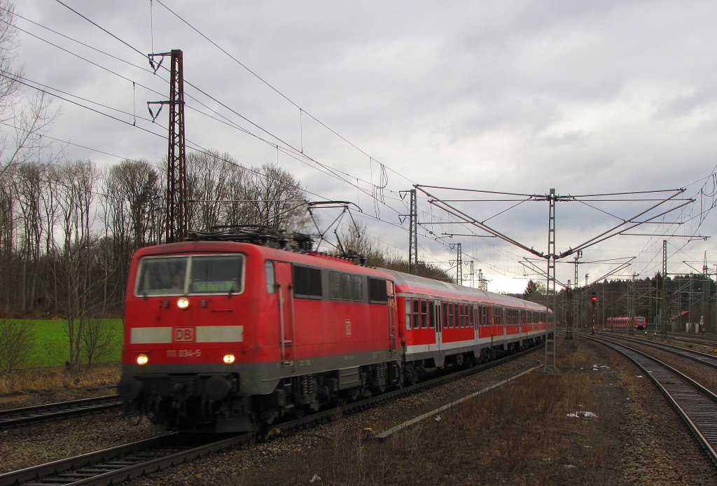 DB 111 034-5 mit dem RE 79017 von Mnchen Hbf nach Salzburg Hbf, in Grafing Bahnhof; 15.01.2011