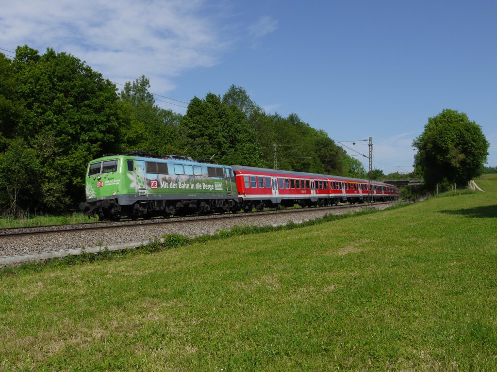 DB 111 039  Deutscher Alpenverein  bei Haus am 20.05.12 mit RE 79013 (Mnchen Hbf - Salzburg Hbf)