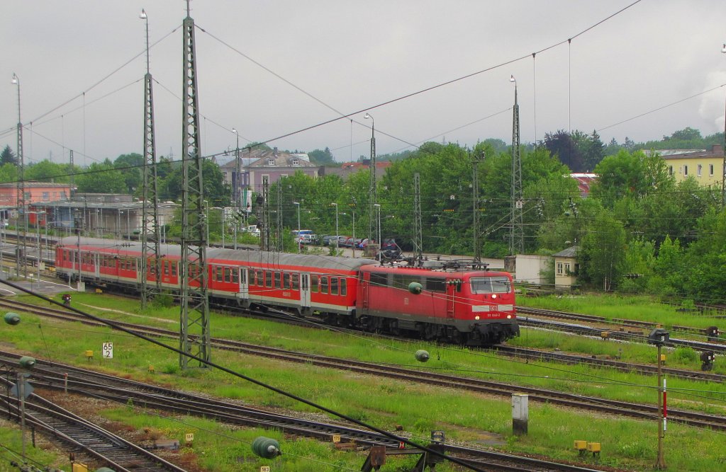 DB 111 040-2 mit dem RE 79013 von Salzburg Hbf nach Mnchen Hbf, bei der Ausfahrt in Freilassing; 27.05.2011