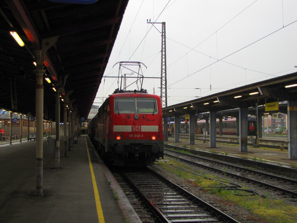 DB 111 040-2 mit dem RE 79019 aus Traunstein, in Salzburg Hbf; 27.05.2011