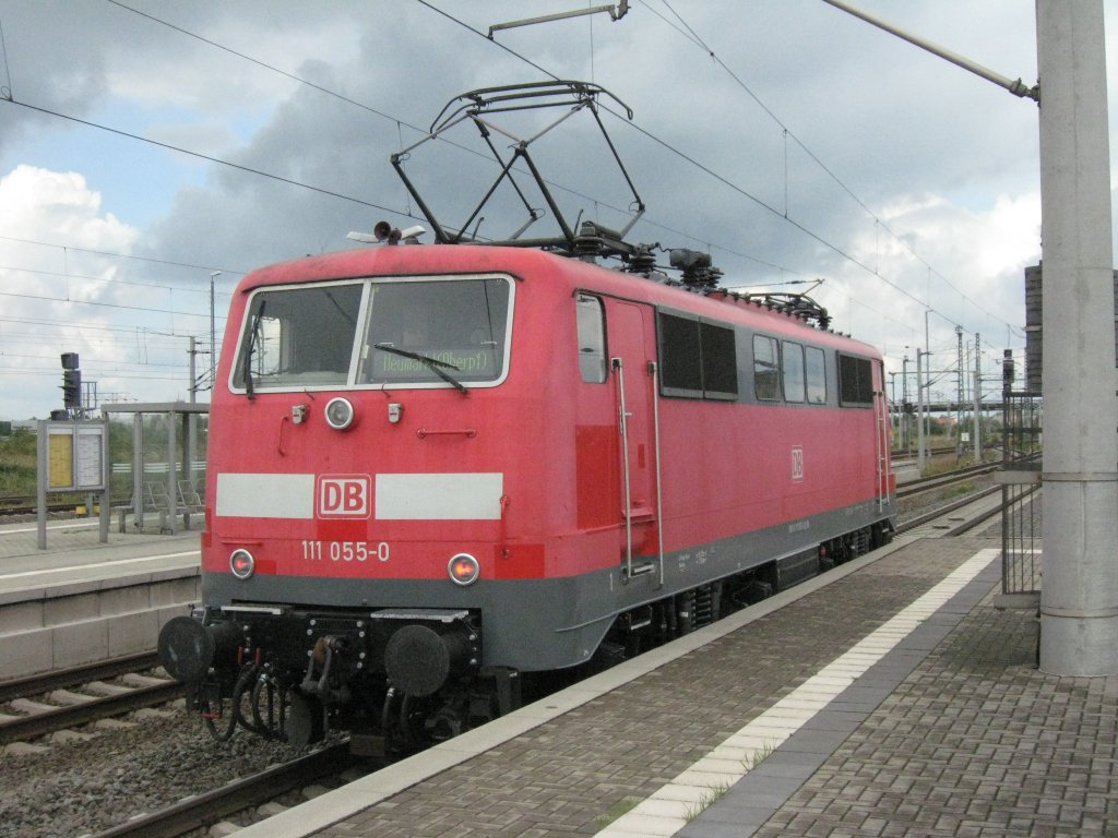 DB 111 055-0 am 6.9.2010 im Bahnhof Bitterfeld. Nach kurzem Aufenthalt am Bahnsteigende wieder zurck nach Dessau, dort wohl ins Instandsetzungswerk