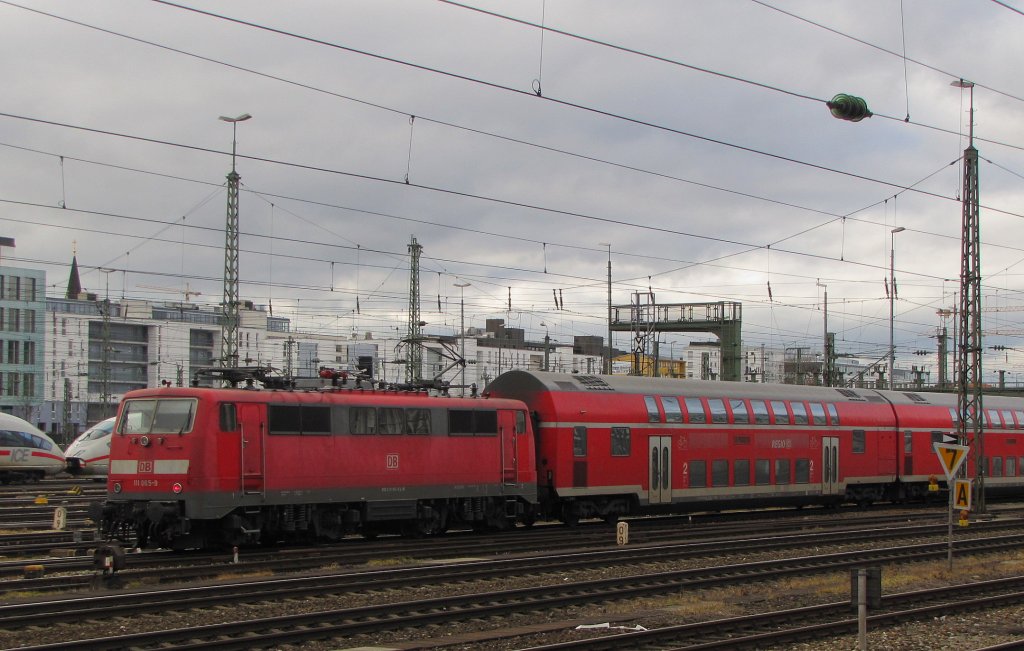DB 111 065-9 mit der RB 5421 nach Innsbruck Hbf, bei der Ausfahrt in Mnchen Hbf; 14.01.2011